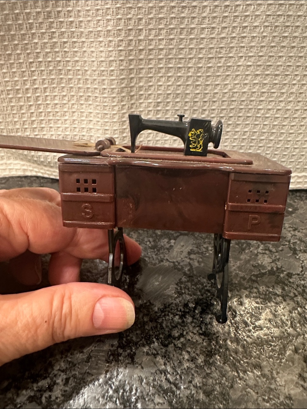 Vintage salt and pepper shakers sewing machine. Made of hard plastic.